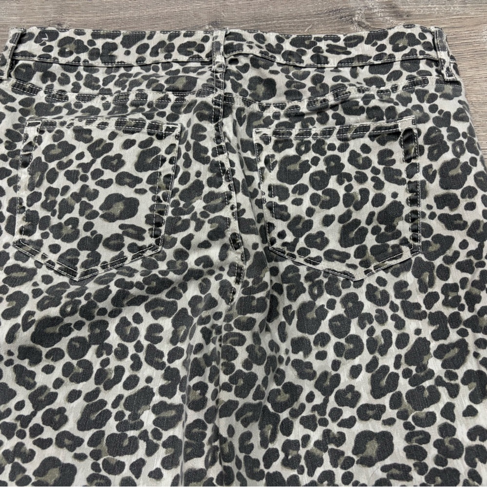 Ann Taylor. Loft. Women’s leopard print modern skinny jean. Size 30/10. - Picture 5 of 8